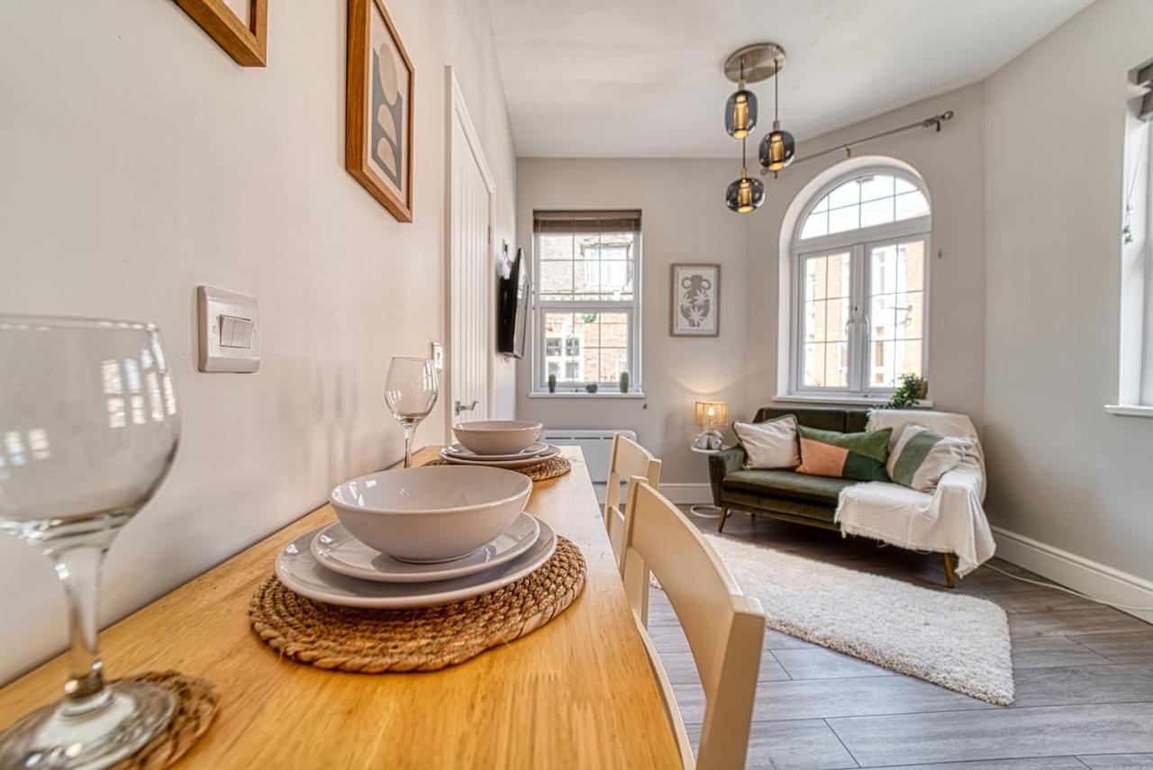 Apartment Host & - Taylor Bennett Worcester