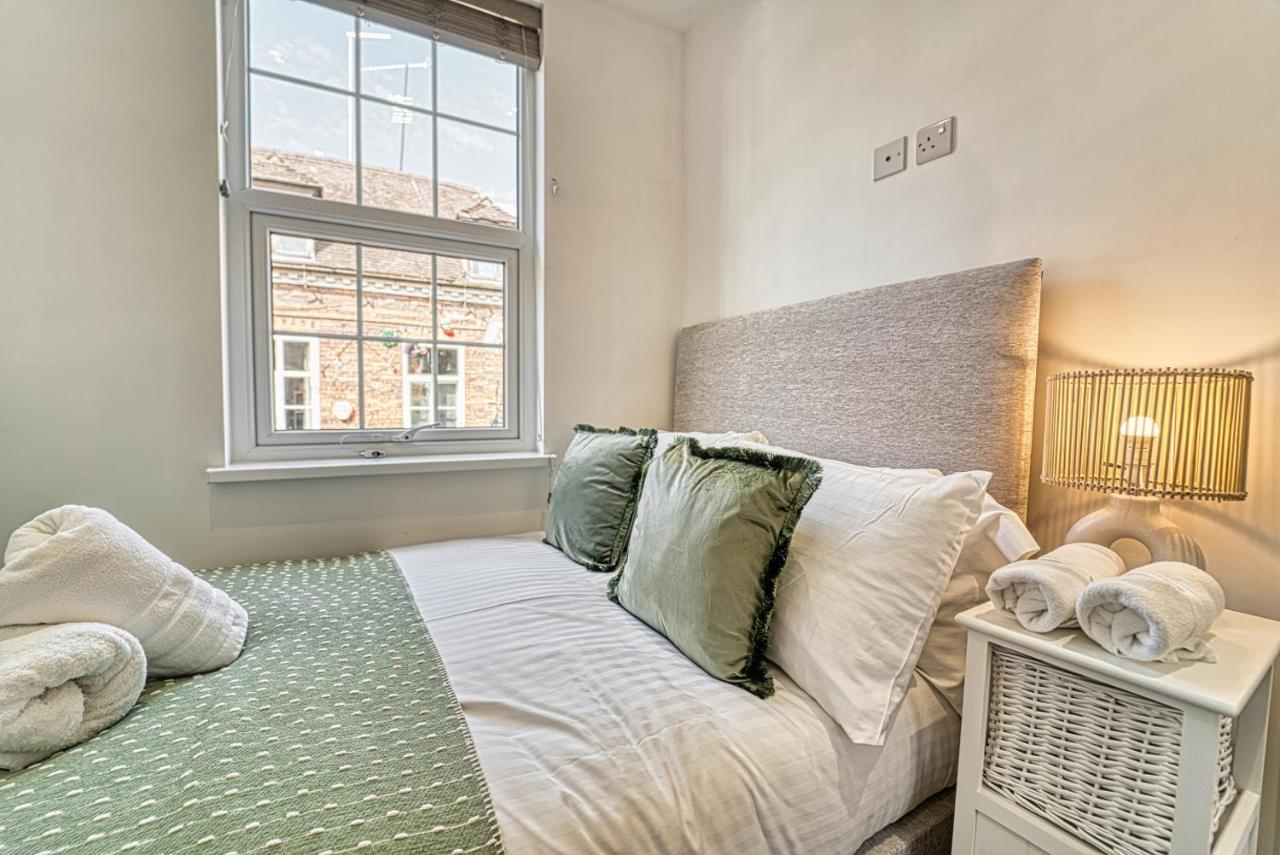 Host & - Taylor Bennett Apartment